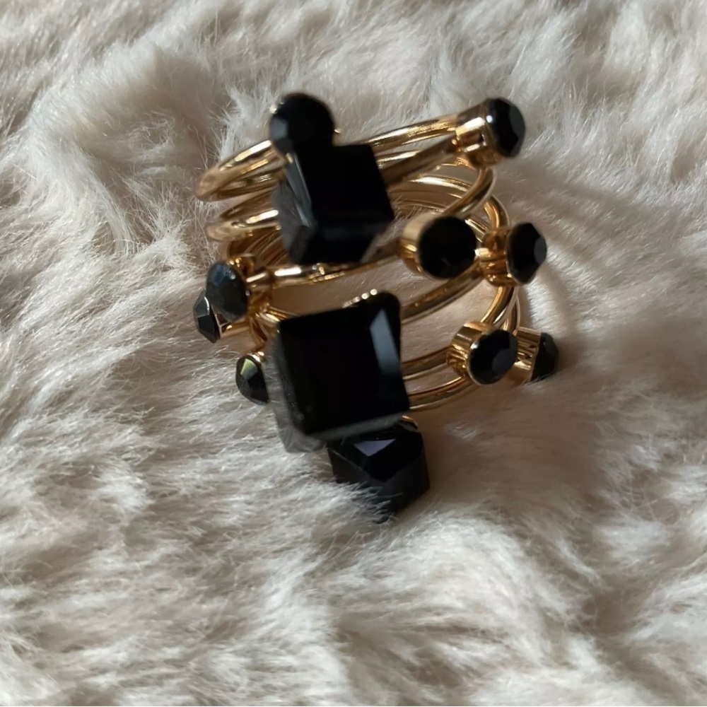 Black stone ring cluster on gold layered ring - costume jewelry - size 8 - Picture 7 of 10